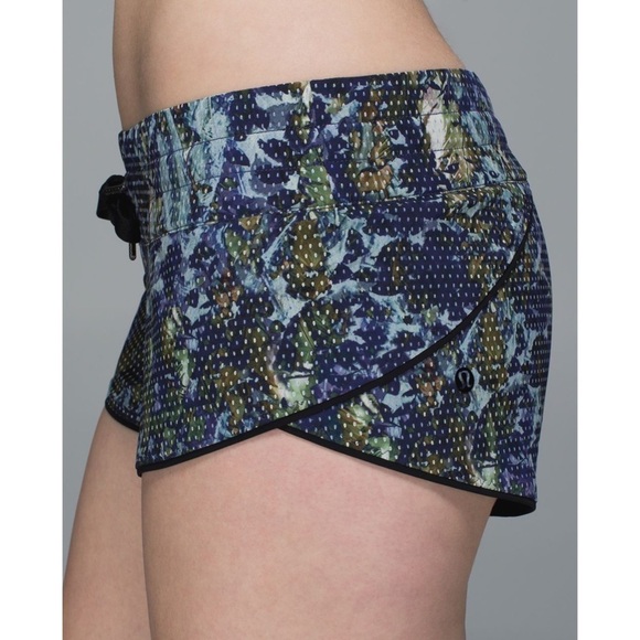 Lululemon Water: Surf Short Floral Sport White Multi / Black Reversible 8 - Picture 7 of 7